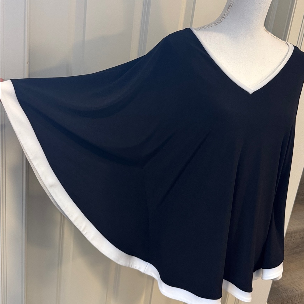 Frank Lyman Design Black and White V-Neck Blouse, size 8